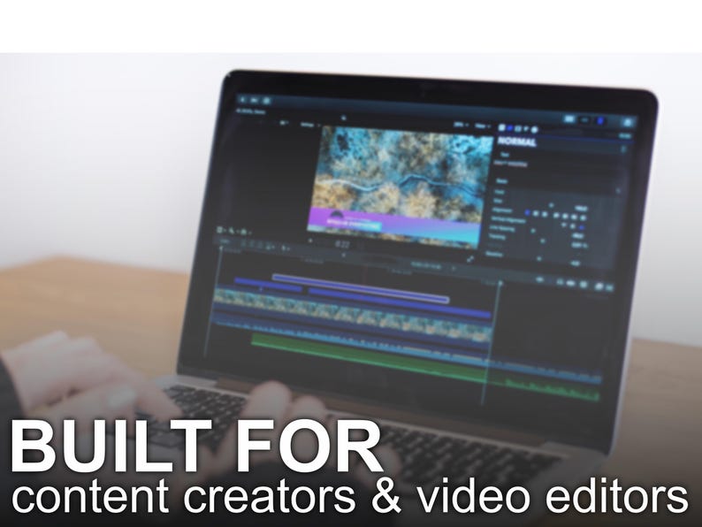 Op de afbeelding: Een laptop met videobewerkingssoftware met een kleurrijke video-tijdlijn. De tekst "BUILT FOR content creators & video editors" staat onderaan. De laptop staat open op een houten oppervlak.