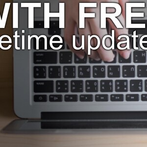 Op de afbeelding: Een laptoptoetsenbord met de woorden "WITH FREE lifetime updates" over het beeld. De handen van een persoon typen op het toetsenbord. De laptop staat op een houten oppervlak.
