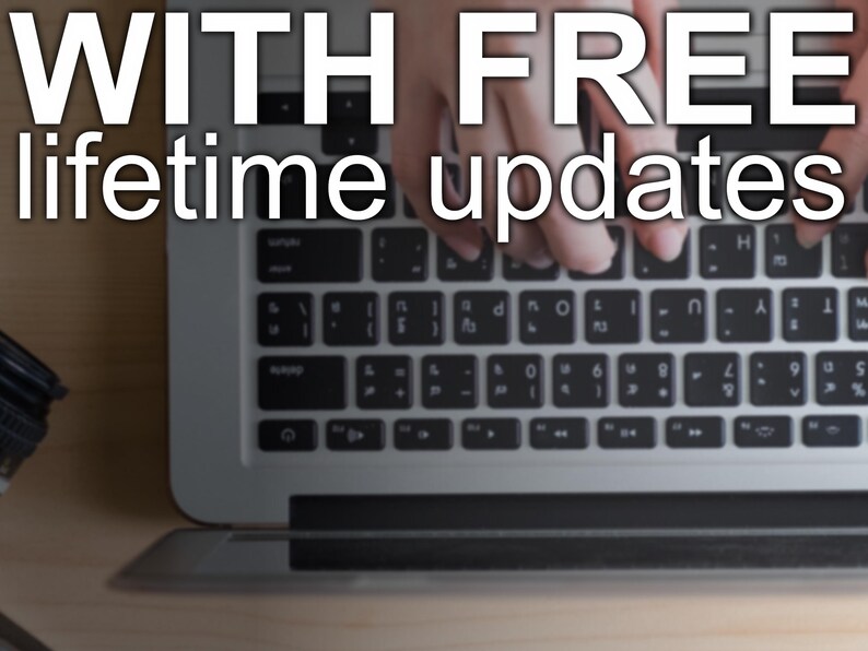 Op de afbeelding: Een laptoptoetsenbord met de woorden "WITH FREE lifetime updates" over het beeld. De handen van een persoon typen op het toetsenbord. De laptop staat op een houten oppervlak.