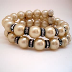 Pulsera de memoria de perla falsa y piedra de Renania