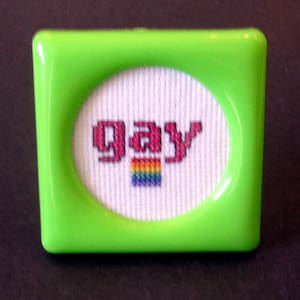Punto de cruz completo gay rosa en marco de plástico de lima 8x8 cm interés gay