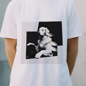 Golden retriever-autoshirt, grappig T-shirt voor hondenrijden, zwart-witte surrealistische huisdierkunst, cadeau-idee hond vader, t-shirt golden retriever lover