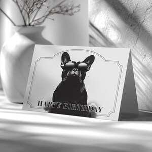 Cartão de aniversário personalizável de buldogue francês, design surreal de óculos de sol para cachorro, mensagem editável para presente de animal de estimação, arte em negrito em preto e branco, modelo de envelope