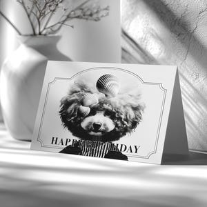 Aanpasbare bichon frisé-wenskaart, surrealistische zomerberichtkunst, bewerkbaar hondencadeau, drijvend schelpontwerp, envelopsjabloon