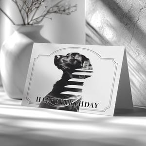 Carte de message personnalisable du labrador, conception de chien en couches surréaliste, voeux d'animal de compagnie modifiable, art d'ondulation noir et blanc, carte d'anniversaire de chien