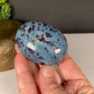 Ruby Kyanite Palm Stone from India, UV Reactive Ruby, 172 grams, No 473