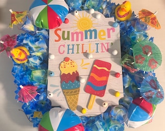 Guirnalda veraniega y divertida. Elaborada con flores y adornos artificiales. Pieza única. Hecha a mano.