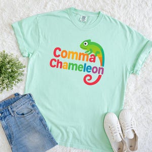 Funny English Teacher Shirt – Comma Chameleon Grammar Pun Tee, Literary Classroom Top for Book Lovers, Reading Humor Gift, Comfort Colors