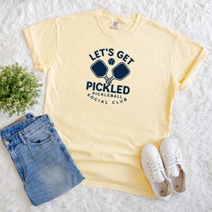 Funny Pickleball Shirt – Let’s Get Pickled Comfort Colors Tee, Retro Pickleball Social Club Top with Paddles & Ball, Casual Court Player