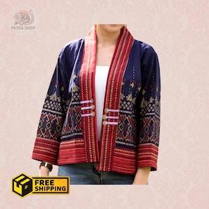 Pode incluir: Uma jaqueta azul marinho com padrões geométricos vermelhos e dourados. A jaqueta tem um estilo asiático tradicional com uma frente longa e aberta e uma gola. A jaqueta é feita de um tecido macio e confortável e tem um caimento relaxado.