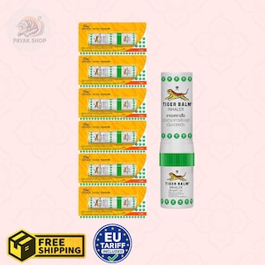 Może przedstawiać: Sześć pojedynczych inhalatorów Tiger Balm w żółtych opakowaniach typu blister oraz jeden luźny biały cylindryczny inhalator z zieloną nasadką. Każda jednostka zawiera grafikę tygrysa, napis Tiger Balm Inhaler oraz tajskie znaki.