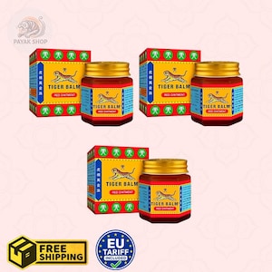 Könnte beinhalten: Drei Sets Tiger Balm Rote Salbe, bestehend aus einem kleinen Glastiegel mit goldenem Deckel und einer passenden rechteckigen Pappschachtel. Die Verpackung hat einen gelben Hintergrund, eine springende Tiger-Illustration und roten Text.