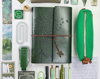 Set de regalo vintage verde con temática literaria.