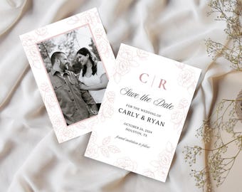 Puede incluir: Dos tarjetas de anuncio de boda. Una tarjeta presenta una foto de una pareja, enmarcada con un diseño floral. La otra tarjeta dice "Save the Date" con las iniciales de la pareja y los detalles de la boda. Las tarjetas son blancas con un diseño floral color rubor.
