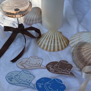 marque-places de chapeau de cowboy de Zazzle.be Liste d'envies Vous avez des idées ? marque-places pour célibataire | Cowgirl côtière | Marque-places Fête de poule | Soirée à thème cow-boy | Dernier rodéo EVJF |