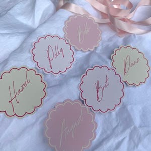 Naamkaartjes geschulpte bloem, plaatskaarten bruiloft, pastelkleurige plaatskaarten, plaatskaartjes vrijgezellenfeest, naamkaartjes vrijgezellenfeest, blushroze