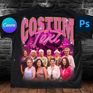 Op de afbeelding: Zwart t-shirt met een groepsfoto-ontwerp en de tekst "COSTUM Text" in roze glitter. Het ontwerp bevat roze hartjes en een paarse achtergrond. Canva- en Photoshop-logo's zijn zichtbaar.