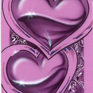 Puede incluir: Una tarjeta de felicitación con dos corazones estilizados superpuestos en tonos morados. Los corazones tienen un aspecto brillante y sombreado con reflejos. El fondo es de color lila claro liso con un motivo floral blanco decorativo.