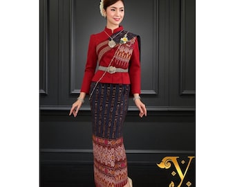 Conjunto tradicional tailandés Chitralada: blusa de seda morera y falda con estampado mudmee