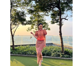 Completo tailandese da donna – Set Chitralada Barbie, camicetta arancione e gonna a portafoglio tailandese, abbigliamento tradizionale tailandese, elegante stile tailandese