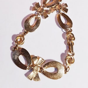 Vintage 80s 30 inch Bow Necklace Chain in Goldtone