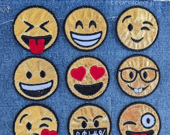 Emoji Smiley Gesicht Bügelbild - handgefertigt aus goldenem Stoff und Stickerei