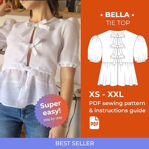 Puede incluir: Una blusa blanca con lazos, mangas cortas y detalles de lazo. La blusa tiene un dobladillo peplum y se combina con unos vaqueros azules. La imagen también incluye un gráfico de la blusa y el texto "BELLA TIE TOP" y "XS - XXL PDF sewing pattern & instructions guide".