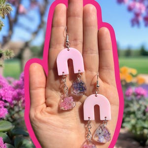 Pendientes de resina floral hechos a mano, joyas con detalles florales, accesorios rosas y morados, regalos para ella, joyas únicas.