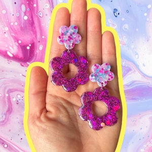 Glitzernde Pinke Flower Power Ohrringe- Handgemachter Resin Statement Schmuck- Lila glitzer Ohrringe. Mode Accessoires.