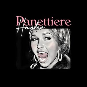 Könnte beinhalten: Eine schwarz-weiße grafische Illustration von Hayden Panettiere mit offenem Mund und herausgestreckter Zunge, die große Creolen trägt. Der Text Panettiere ist in Pink über dem Namen Hayden in weißer Schreibschrift auf schwarzem Grund gedruckt.