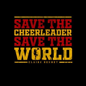 Könnte beinhalten: Ein schwarzes Grafikdesign mit dem Text SAVE THE CHEERLEADER SAVE THE WORLD in abgenutzten roten und gelben Blockbuchstaben. Der Buchstabe O im Wort WORLD enthält die Silhouette einer Cheerleaderin, darunter steht der Name CLAIRE BENNET.