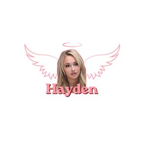 Könnte beinhalten: Ein Grafikdesign mit einem fotografischen Porträt einer blonden Person mit einem hellrosa Heiligenschein und stilisierten Engelsflügeln hinter dem Kopf. Der Name Hayden ist in einer fetten, hellrosa serifenlosen Schrift unter dem Porträt gedruckt.