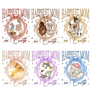 Puede incluir: Seis diseños con el texto "HAPPIEST MOM on Earth". Cada diseño presenta un par de madre e hijo de dibujos animados diferente, enmarcado por un lazo y un borde adornado. La paleta de colores incluye rosa, dorado, morado y azul.