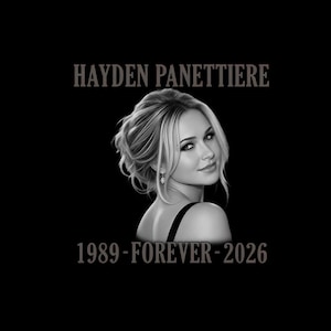 Könnte beinhalten: Ein Schwarz-Weiß-Porträt von Hayden Panettiere mit hochgestecktem Haar, bekleidet mit einem dunklen Oberteil. Der Text HAYDEN PANETTIERE steht über dem Porträt und der Text 1989-FOREVER-2026 steht darunter auf einem schwarzen Hintergrund.
