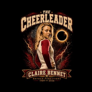 Könnte beinhalten: Ein Grafikdruck mit einer blonden Person in einem weiß-roten Langarmshirt, umgeben von Blitzen und einer Sonnenfinsternis. Der Text lautet THE CHEERLEADER, CLAIRE BENNET, HAYDEN PANETTIERE sowie die Jahreszahlen 1989-2026 auf schwarzem Grund.