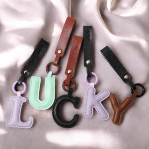 Llavero de cuero con letras del alfabeto A-Z, llavero personalizado para bolso, accesorio para llave de coche para mujer y regalo.