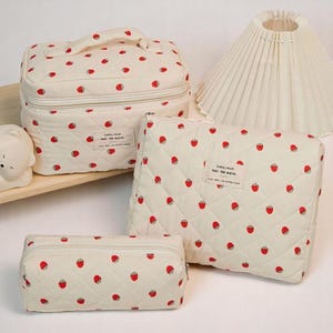 Borsa per il trucco a forma di fragola, in cotone trapuntato, per cosmetici da donna, graziosa custodia da viaggio con cerniera, organizer da toilette