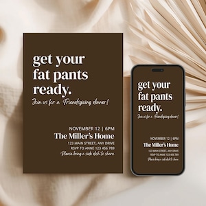 Puede incluir: Una tarjeta de invitación marrón y una pantalla de teléfono inteligente con el mismo diseño. El texto dice "get your fat pants ready" e invita a una cena de Acción de Gracias entre amigos. Detalles: fecha, hora y lugar.