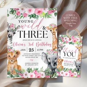 Könnte beinhalten: Eine Geburtstagseinladung und ein passendes Dankeschild mit Illustrationen von Safari-Tieren und floralen Dekorationen. Die Einladung lautet "Young, Wild & Three" und enthält Veranstaltungsdetails. Auf dem Etikett steht "Thank You".
