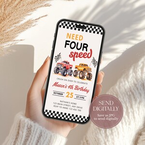 Puede incluir: Un tel&eacute;fono inteligente muestra una invitaci&oacute;n digital de cumplea&ntilde;os con tem&aacute;tica de camiones monstruo. La invitaci&oacute;n dice "Need Four Speed" e incluye la fecha, la hora y el lugar. El dise&ntilde;o presenta camiones monstruo rojos y amarillos y banderas a cuadros.