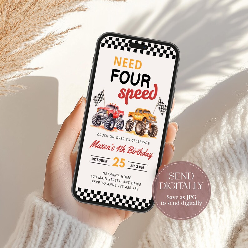 Puede incluir: Un tel&eacute;fono inteligente muestra una invitaci&oacute;n digital de cumplea&ntilde;os con tem&aacute;tica de camiones monstruo. La invitaci&oacute;n dice "Need Four Speed" e incluye la fecha, la hora y el lugar. El dise&ntilde;o presenta camiones monstruo rojos y amarillos y banderas a cuadros.