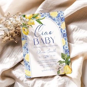 Könnte beinhalten: Babyparty-Einladung mit blau-weißem Fliesenmuster, Zitronen und dem Schriftzug "Ciao BABY". Die Einladung enthält Details für Olivia Smiths Babyparty, einschließlich Datum, Uhrzeit und Veranstaltungsort.