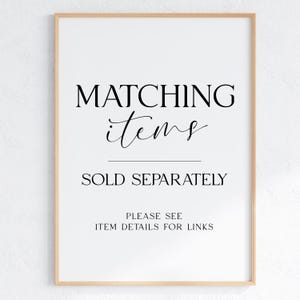 Puede incluir: Un cartel enmarcado con las palabras "MATCHING items" en una fuente serif por encima de la palabra "items" en una fuente cursiva. Debajo est&aacute; el texto "SOLD SEPARATELY" y "PLEASE SEE ITEM DETAILS FOR LINKS". El marco es de color marr&oacute;n claro.