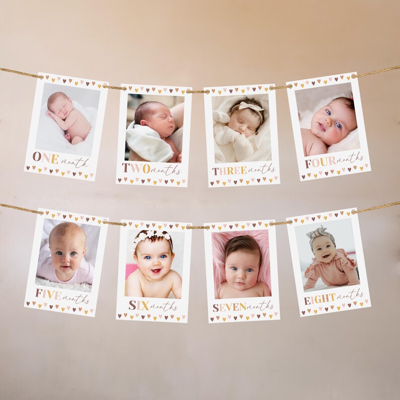 Peut inclure: Une guirlande de photos de b&eacute;b&eacute; pour marquer les &eacute;tapes importantes, avec huit photos d'enfants, chacune &eacute;tiquet&eacute;e avec un mois de un &agrave; huit. Les photos sont suspendues &agrave; une ficelle avec des d&eacute;corations en forme de c&oelig;ur.