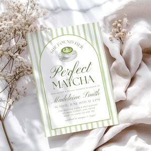 Op de afbeelding: Een uitnodiging voor een bruidsdouche met een groen en wit gestreepte achtergrond. De uitnodiging bevat de woorden "Perfect Matcha" in elegant schrift, samen met details voor Madeleine Smiths douche. Een matcha latte illustratie staat bovenaan.