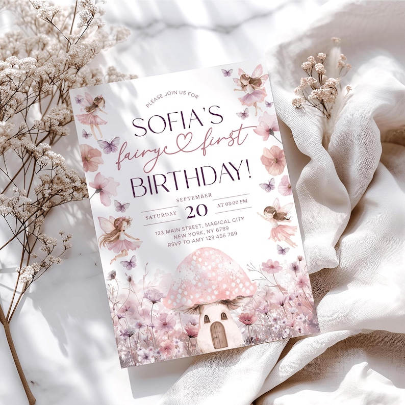 Puede incluir: Una invitaci&oacute;n de cumplea&ntilde;os caprichosa con el texto "SOFIA'S fairy first BIRTHDAY!" en una fuente suave y elegante. El dise&ntilde;o incluye ilustraciones de hadas, mariposas, flores y una casa de champi&ntilde;ones, todo en tonos rosas y morados.