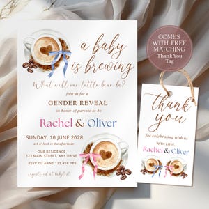 Op de afbeelding: Een set uitnodigingen en bedankkaartjes voor een babyshower. De uitnodiging toont een koffiekopje met een hartvormig ontwerp, koffiebonen en de tekst "a baby is brewing". De bedankkaart heeft bijpassende designelementen.
