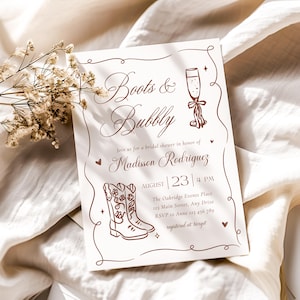 Puede incluir: Una invitación color crema con texto e ilustraciones marrones. El texto dice "Boots & Bubbly" e incluye detalles para una despedida de soltera, como la fecha, la hora y el lugar. La invitación presenta dibujos de botas de vaquero y una copa de champán.