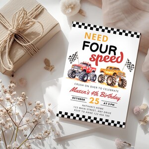 Puede incluir: Una invitaci&oacute;n de cumplea&ntilde;os con el texto "NEED FOUR speed" e ilustraciones de monster trucks. La invitaci&oacute;n incluye la fecha, hora y lugar de la fiesta del 4&ordm; cumplea&ntilde;os de Maxen, con un borde a cuadros en blanco y negro.