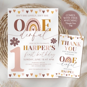 Peut inclure: Une invitation d'anniversaire et une &eacute;tiquette de remerciement assortie. L'invitation comporte le texte "Isn't she lovely, isn't she" et "Harper's first birthday". Le design comprend un arc-en-ciel et des c&oelig;urs.